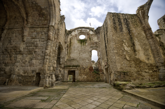 Crucero de la iglesia del monasterio de Valdeiglesias desde el lado sur